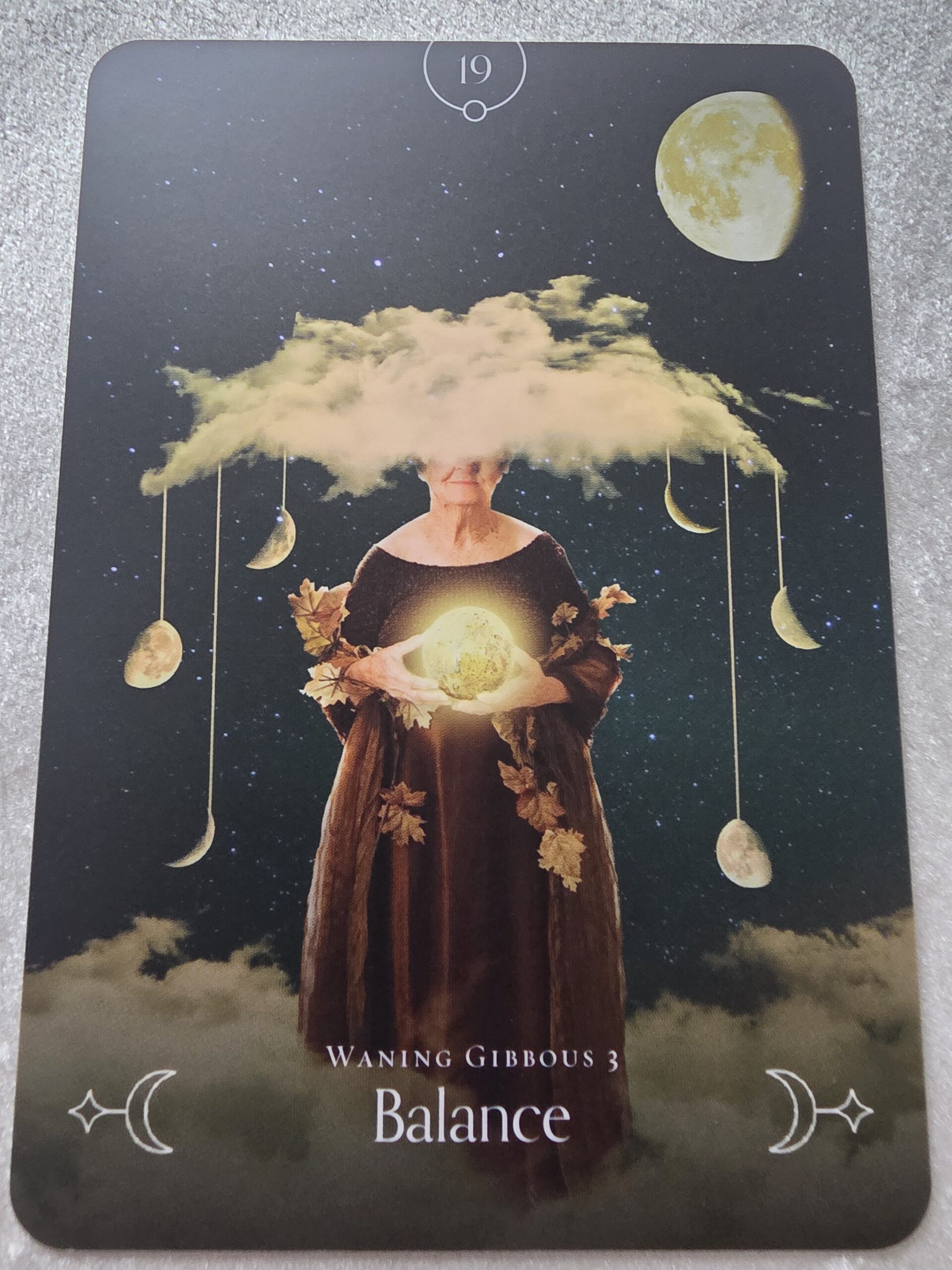 クイーンオブザムーンオラクル カードデザイン