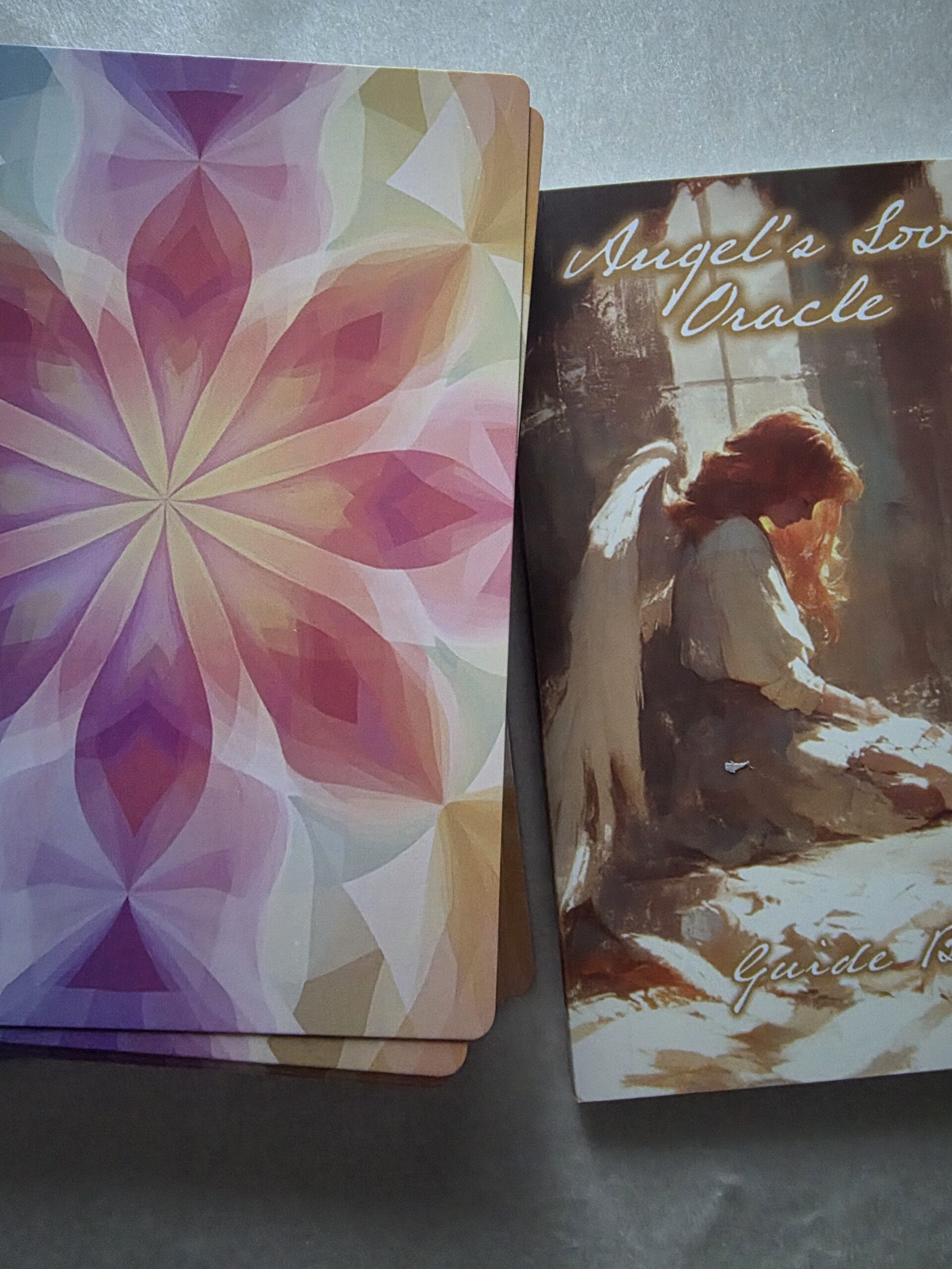 エンジェル・ラブオラクルカード　背面図とガイドブックの表紙